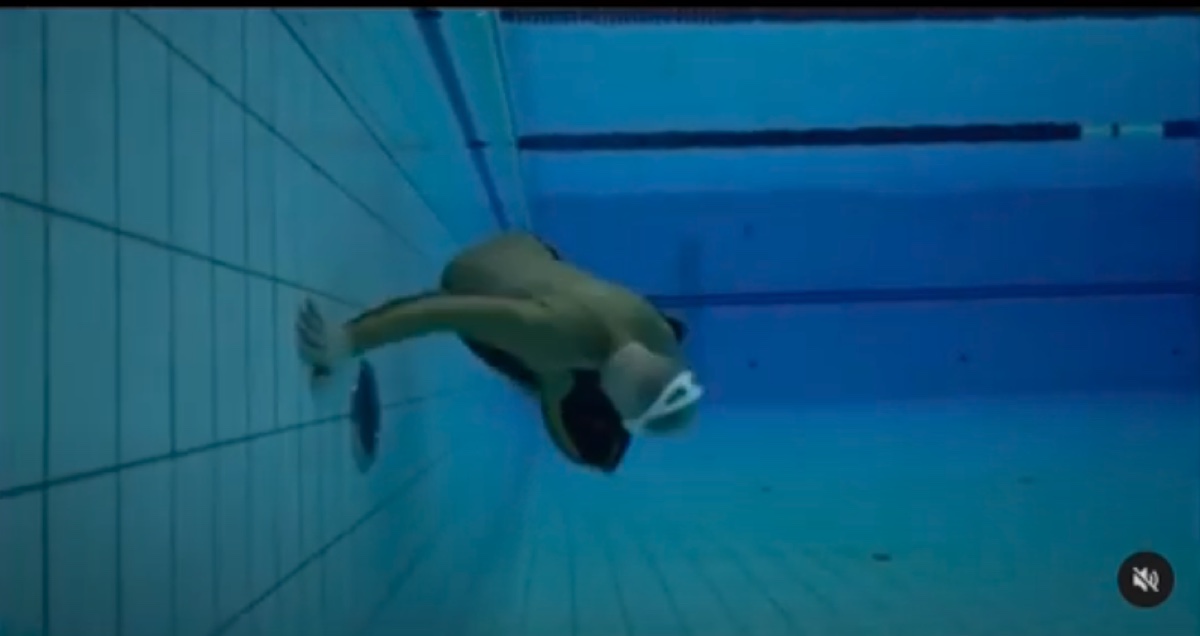 Pool turn: knees drawn in, body tucked