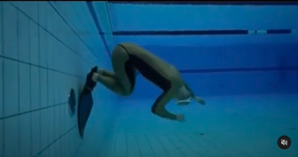 Pool turn: hips rotated, both feet on the wall